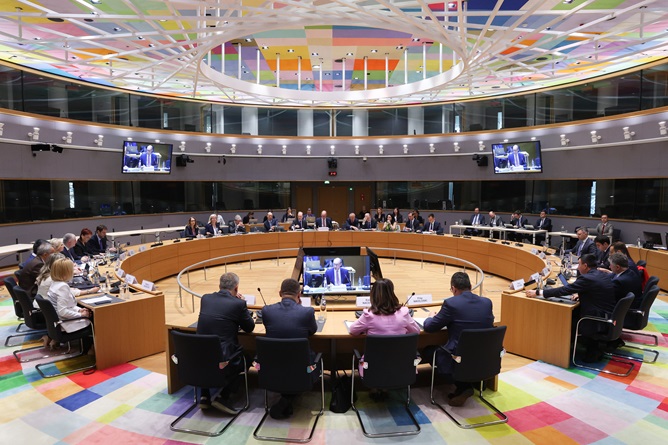 Il Consiglio adotta il patto UE su migrazione e asilo