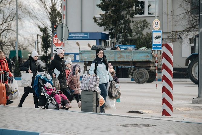 Ue apre le porte ai profughi ucraini grazie alla protezione temporanea: fino a 2 anni di permesso 