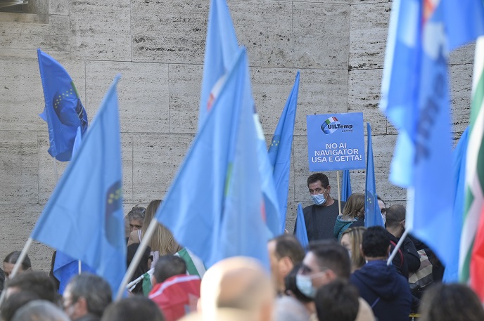  Veronese: La Uil  in piazza a fianco e per i Navigator